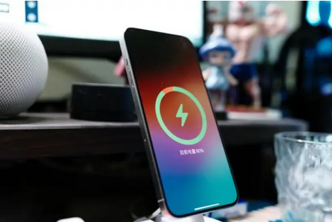 三道镇苹果15换屏服务分享用什么充电器给iPhone15充电更好 
